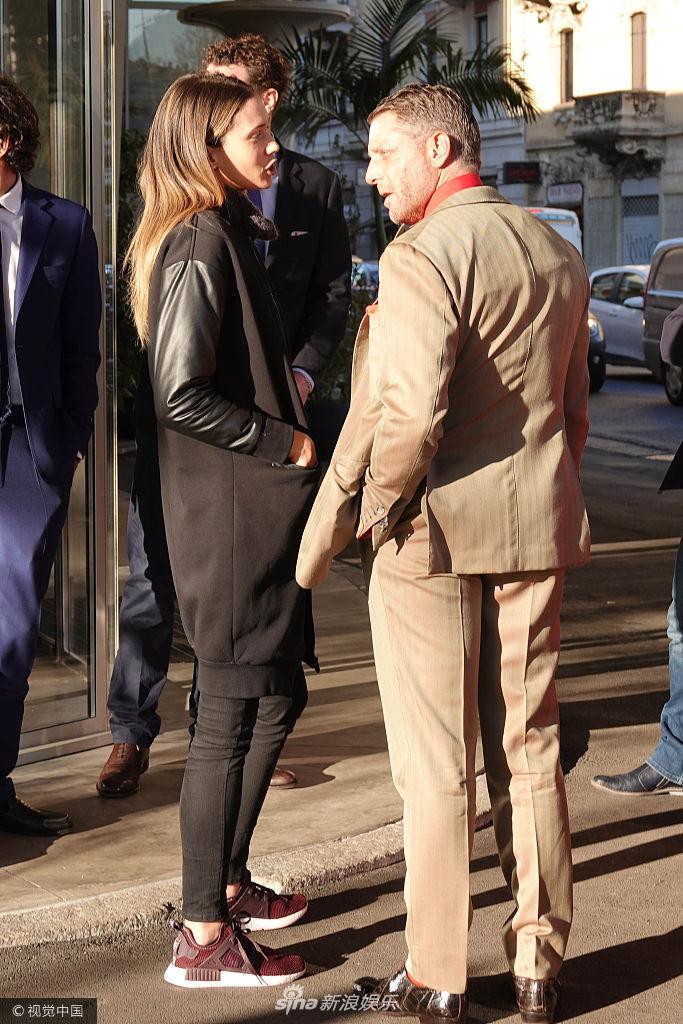 组图:当众撒狗粮!拉波·埃尔坎和女友街头热吻 甜蜜相拥秀恩爱