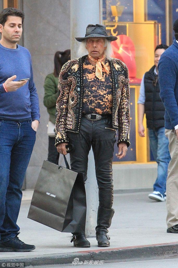 组图nba头号粉丝詹姆斯o戈德斯坦表情喜感大肚腩长指甲吸睛