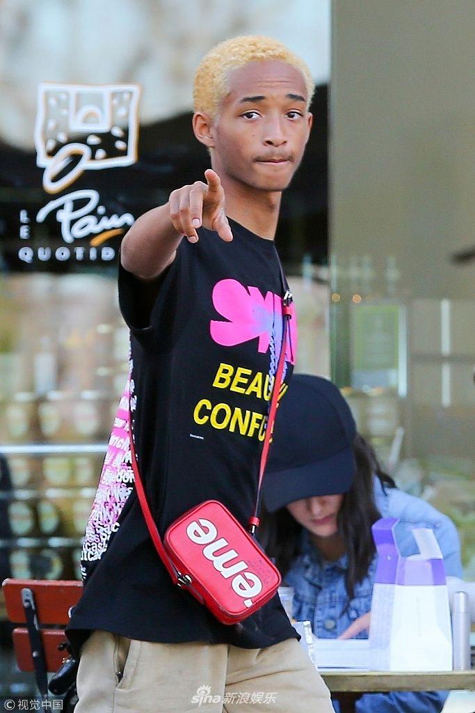 组图:贾登·史密斯金色板寸头潮出新高度 对狗仔发射"一指禅"