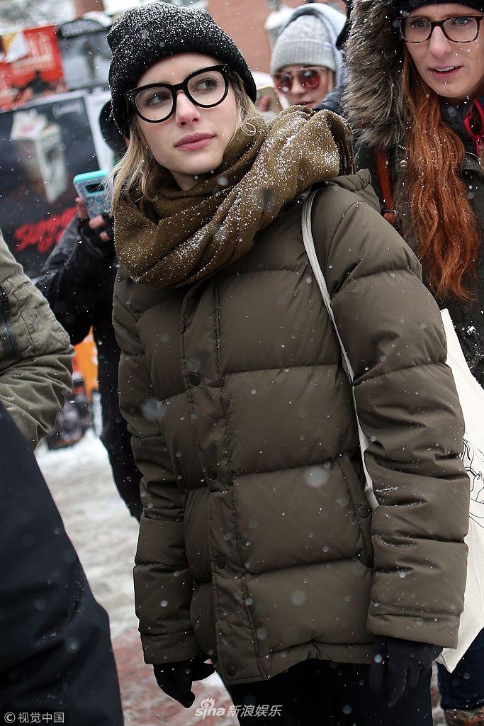 组图:艾玛·罗伯茨包裹严实超保暖 街头获影迷求合影大方满足