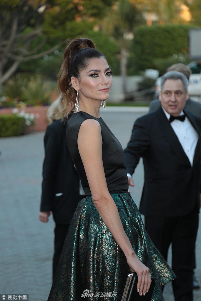 组图:布兰卡·布兰科无袖t配亮面裙 掐腰凹造型秀妖娆身段