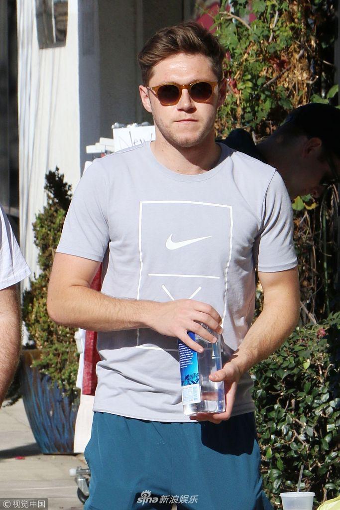 组图:歌手奈尔·霍兰逛农贸市场 手拿大瓶矿泉水获好基友同行