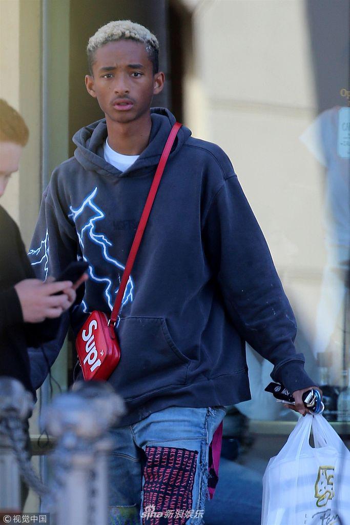 组图:贾登·史密斯外出购物热拥神秘白衣女郎 八字眉神态呆萌