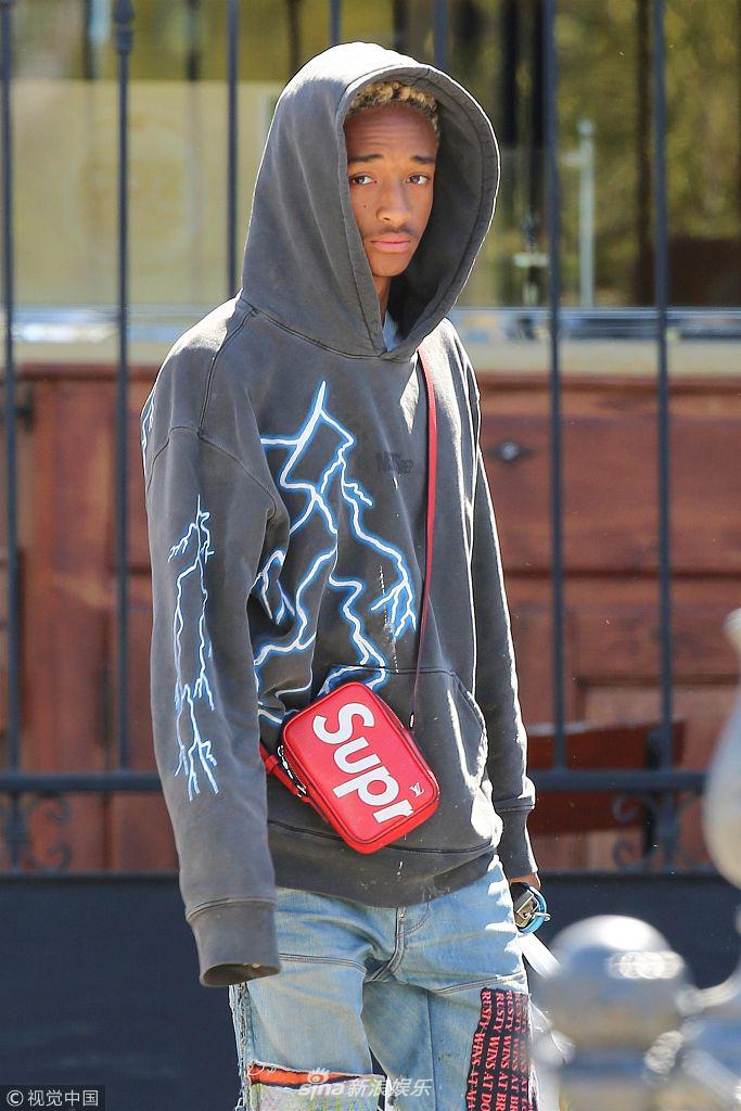 组图:贾登·史密斯外出购物热拥神秘白衣女郎 八字眉神态呆萌