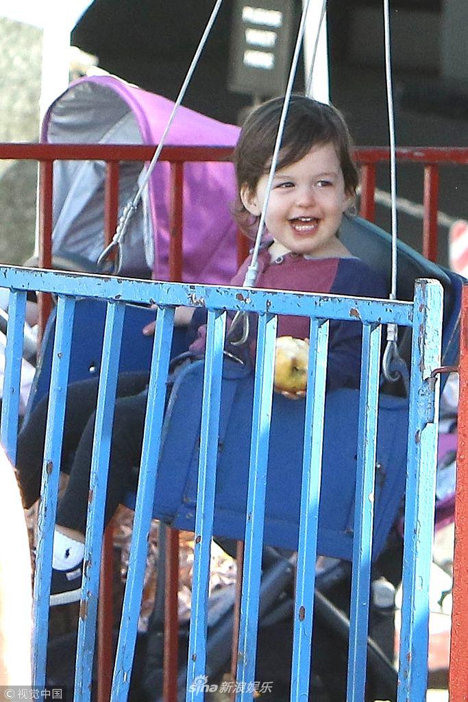 组图:安妮·海瑟薇老公抱儿子逛农贸市场 小正太坐飞椅吃梨萌炸