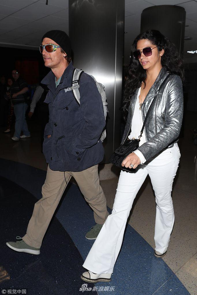 组图:影帝马修·麦康纳变标准游客装扮 和妻子步调一致似齐步走