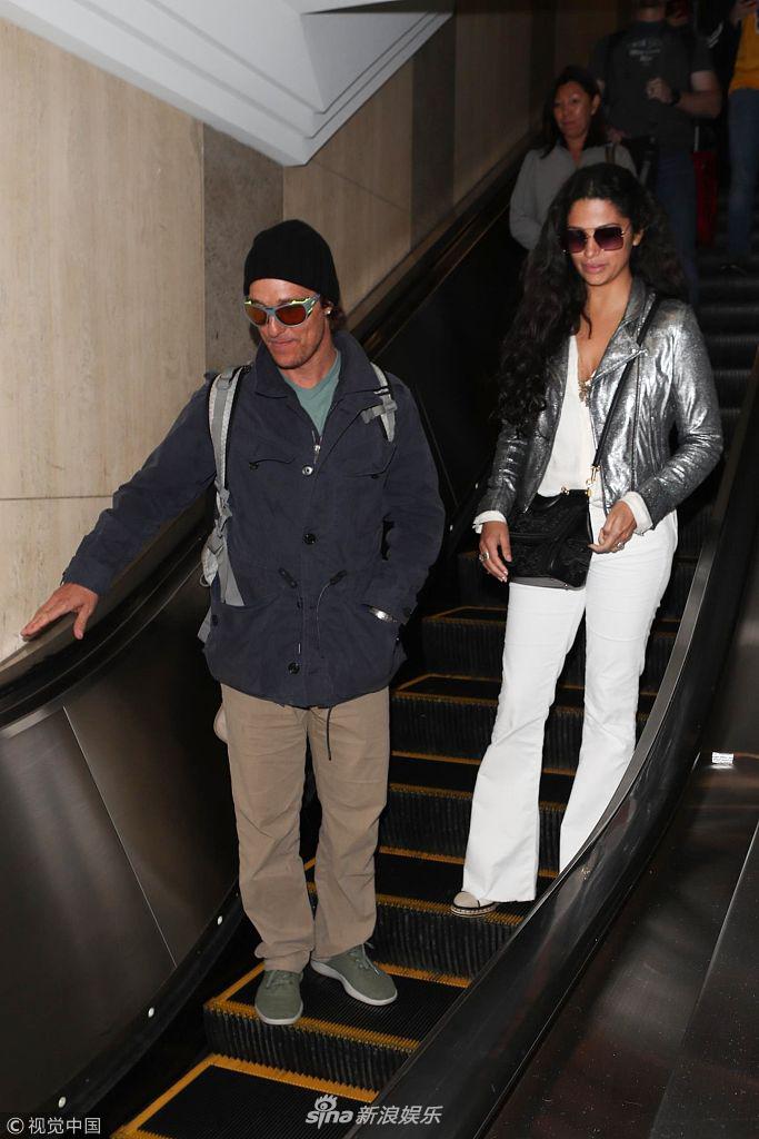 组图:影帝马修·麦康纳变标准游客装扮 和妻子步调一致似齐步走