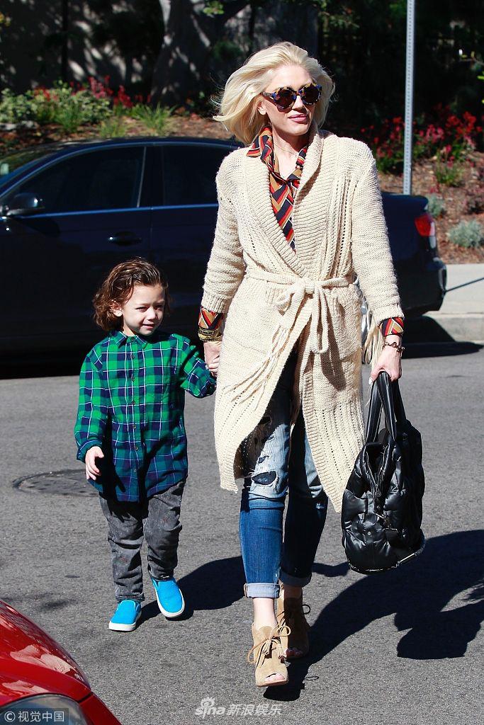 史蒂芬妮牵儿子出街 系紧腰带看不出有孕迹象_高清图集_新浪网