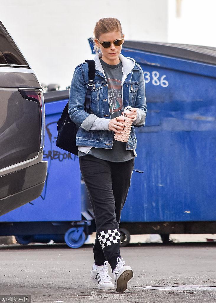 组图:凯特·玛拉拎三包购物袋无压力 牛仔褂配运动裤造型接地气