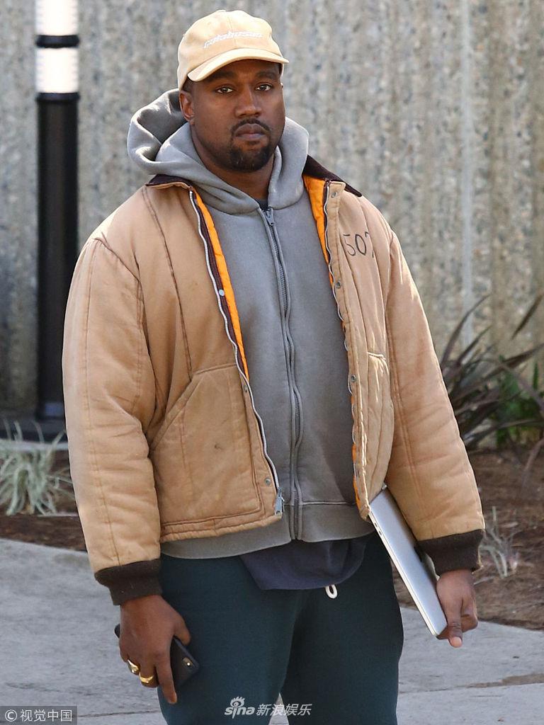 组图侃爷维斯特张双臂似拥抱狗仔休闲装显邋里邋遢