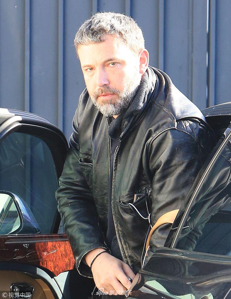 组图:本·阿弗莱克开车去学校 下车手机滑落手忙脚乱显呆萌