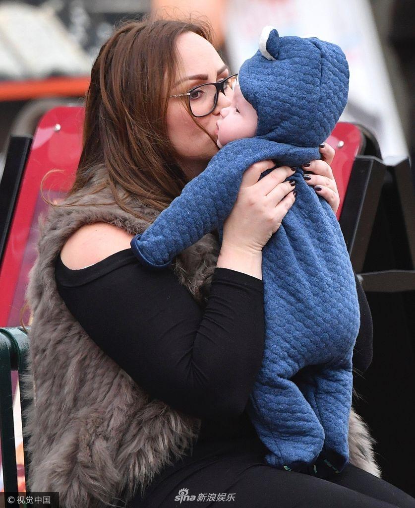 组图查妮尔海耶斯抱娃玩自拍母爱爆棚宝宝表情生动萌态十足