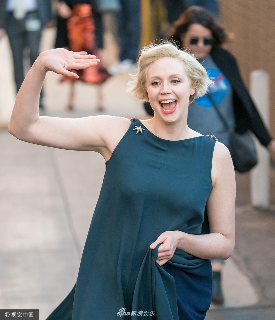 组图:"美人"克里斯蒂撩斗篷走路生风 扭秧歌撒欢超