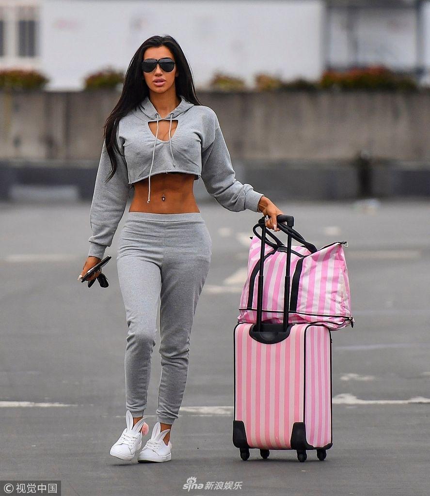 组图:克洛伊·可汗机场拉行李"走秀" 架黑超秀小蛮腰星味十足