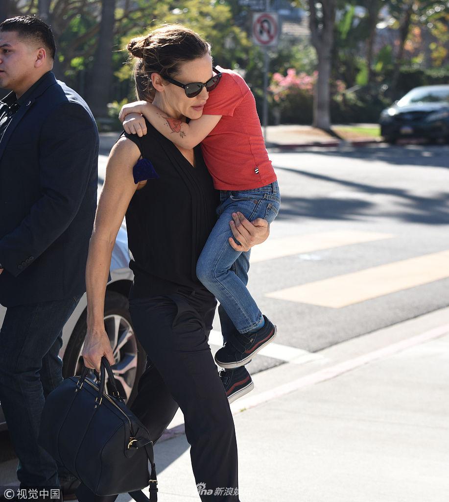 组图:詹妮弗·加纳单手抱娃妈妈力max 儿子趴肩昏睡萌态十足