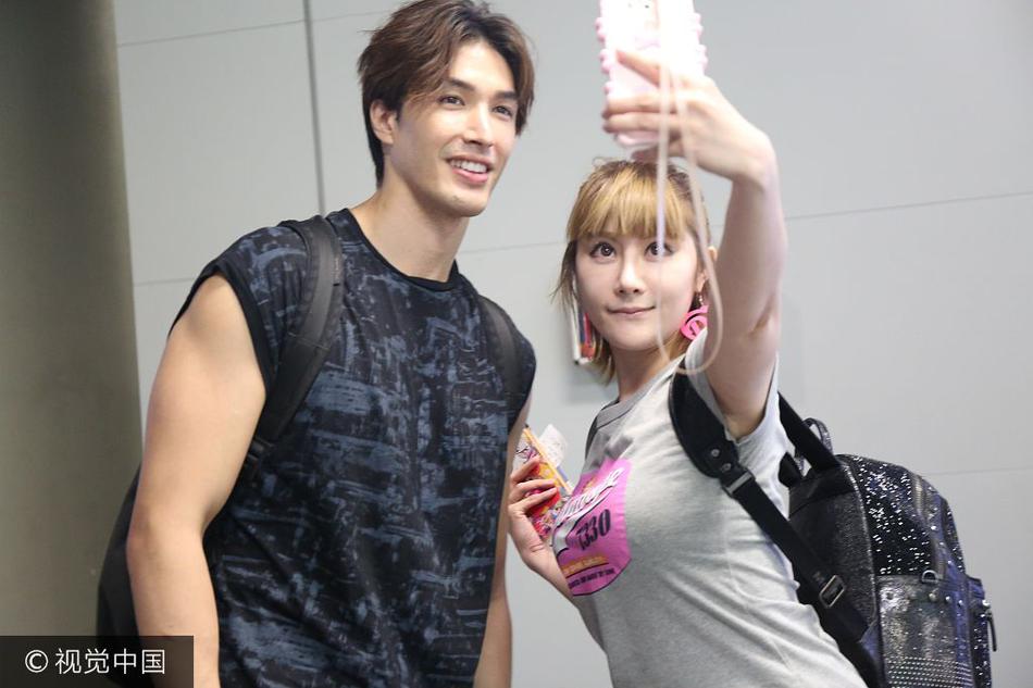 组图:锦荣与蔡依林分手桃花更旺 机场获美眉合影笑容灿烂