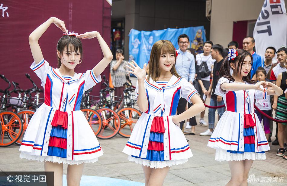 组图:女团shy48玩"快闪" 清一色短裙热舞青春四射