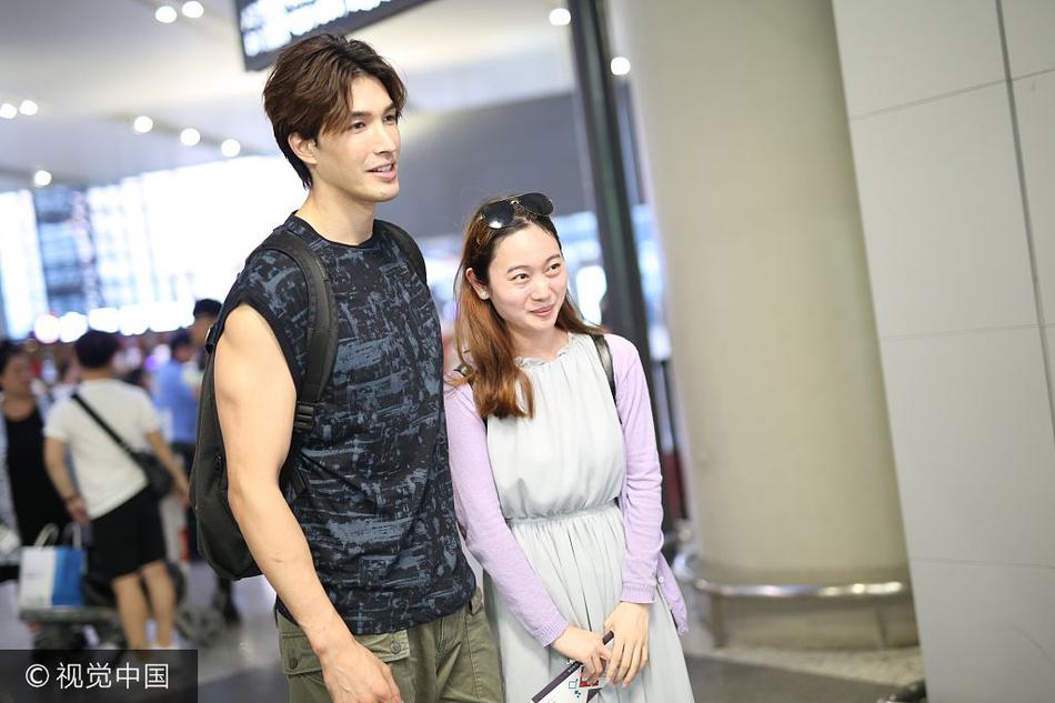 组图:锦荣与蔡依林分手桃花更旺 机场获美眉合影笑容灿烂