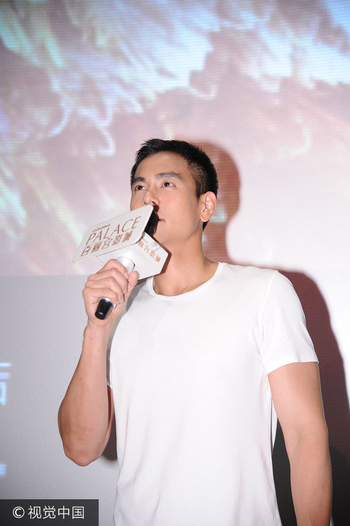 组图:阳光大男孩!彭于晏清爽白t敬礼致敬老兵