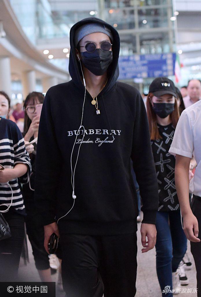 组图:吴亦凡freestyle扮相回京 全副武装接机粉丝寥寥无几