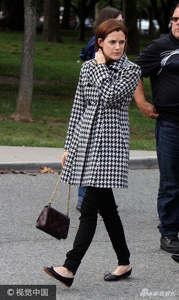 组图:美国罗子君?猫王外孙女半脱外套"红配绿"好辣眼