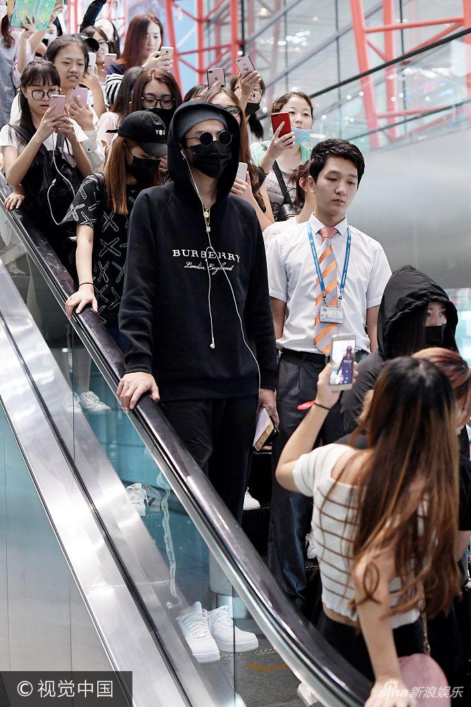 组图:吴亦凡freestyle扮相回京 全副武装接机粉丝寥寥无几