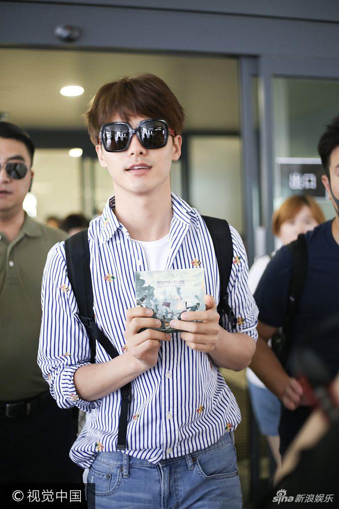 组图:行走的广告牌!马天宇机场手捧《建军大业》海报时刻安利