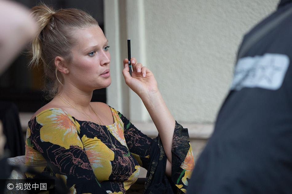 小李子旧爱托妮素颜显老态 与米基洛克谈剧本霸气足