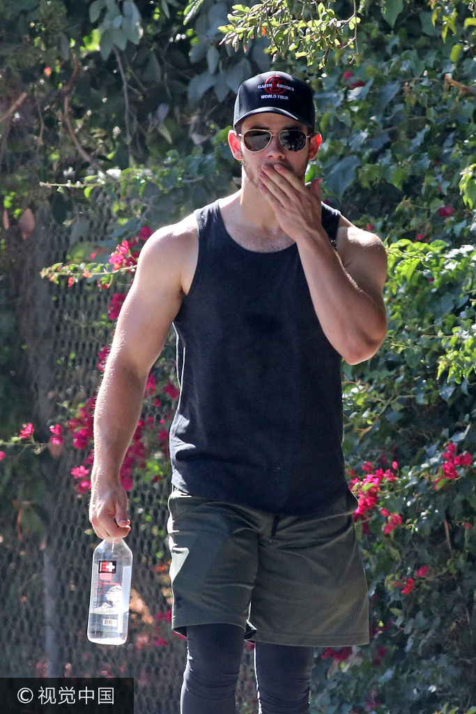 乔纳斯(nick jonas)外出徒步健身,身上的黑背心被汗液浸湿,发达的肌肉