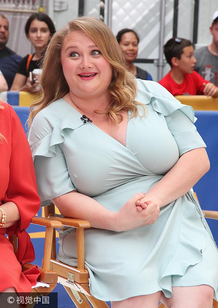 组图:"胖美人"麦克唐纳身材"傲人" 瞪眼挥手表情丰富