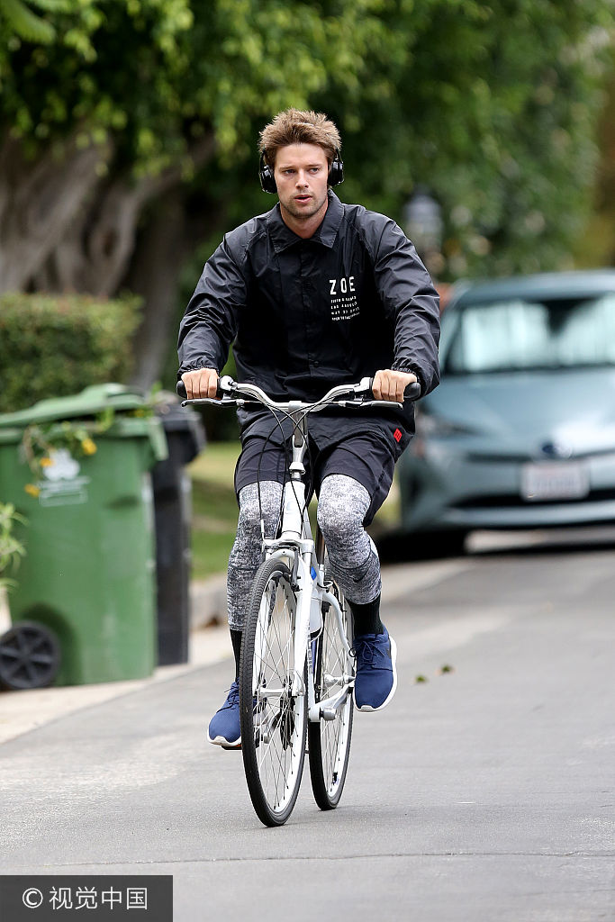 施瓦辛格帅儿子帕特里克骑车外出 对镜头比v不忘卖萌