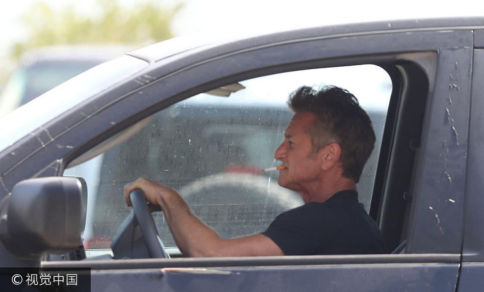 组图:西恩·潘手上耳朵各夹一支烟 面容沧桑似抽烟成瘾_高清图集_新浪