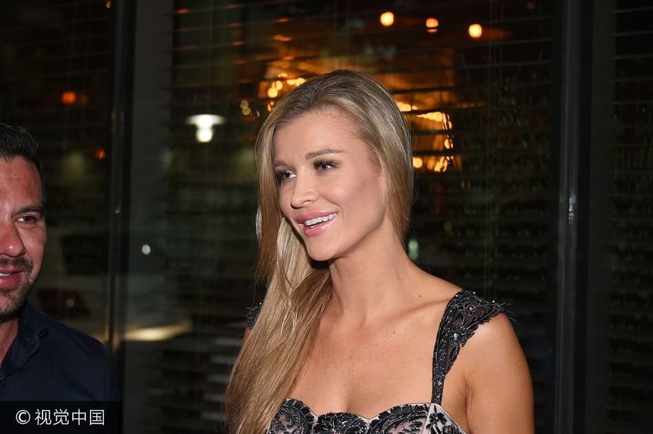 当地时间2017年8月17日,迈阿密,超模乔安娜·克鲁帕(joanna krupa)与