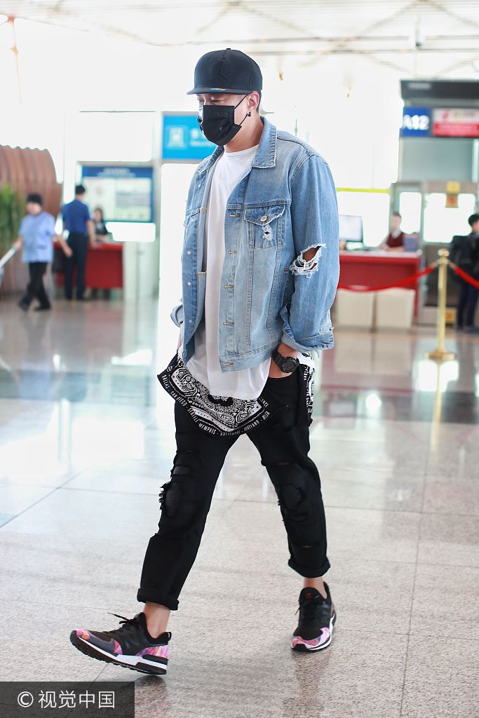 1 / 6 新浪娱乐讯 2017年8月28日,北京,何润东现身机场.