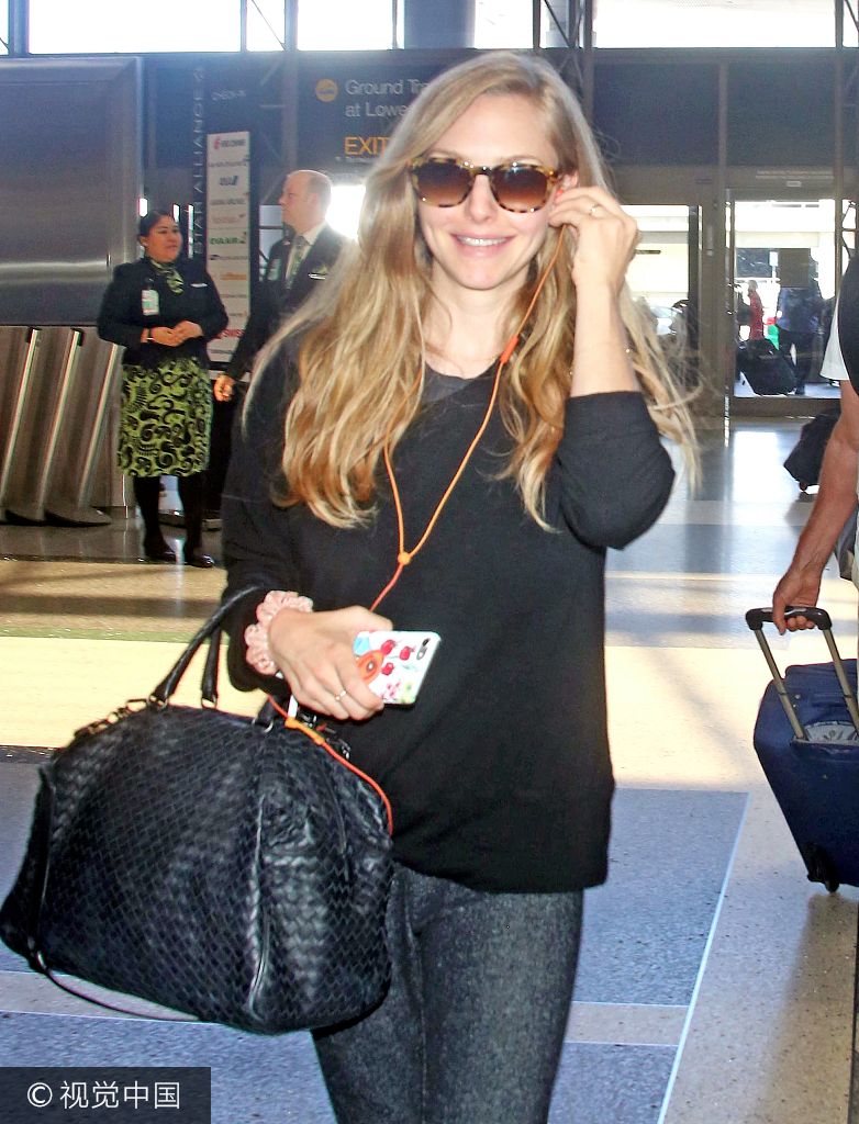 组图:辣妈阿曼达撇女儿现身机场 不施脂粉一身黑灰显老气