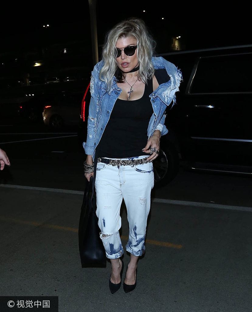 组图黑眼豆豆主唱菲姬低胸t恤秀性感牛仔套装酷帅十足