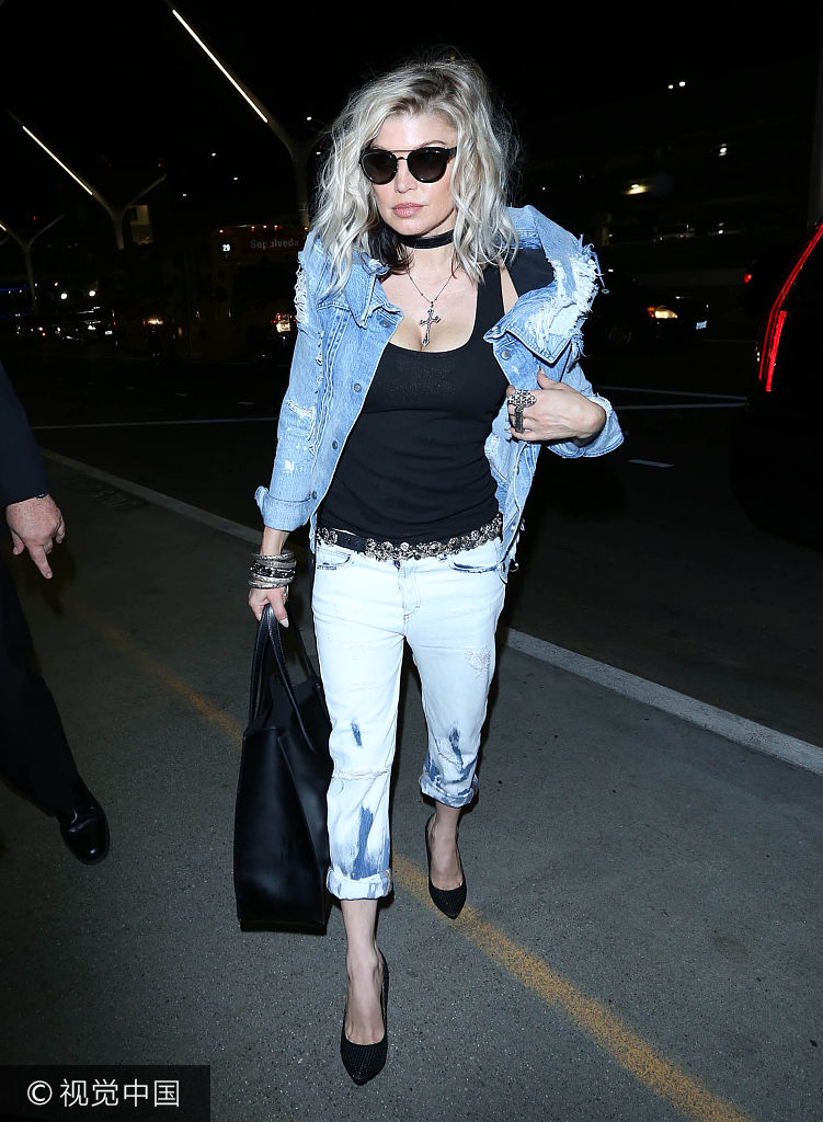 组图黑眼豆豆主唱菲姬低胸t恤秀性感牛仔套装酷帅十足