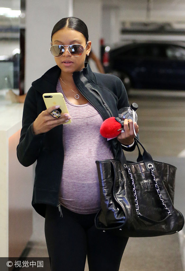 组图:凯文-哈特娇妻肚大如箩四肢纤细 不惧辐射玩手机_高清图集_新浪