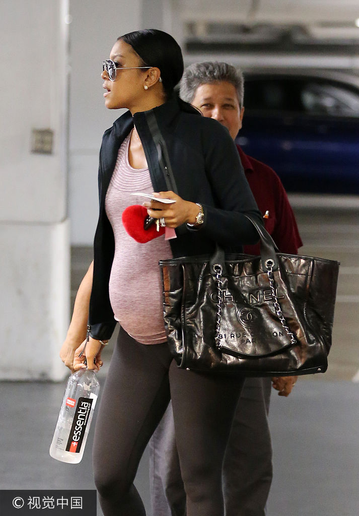 新浪娱乐讯 当地时间2017年9月18日,美国比弗利山庄,凯文·哈特娇妻