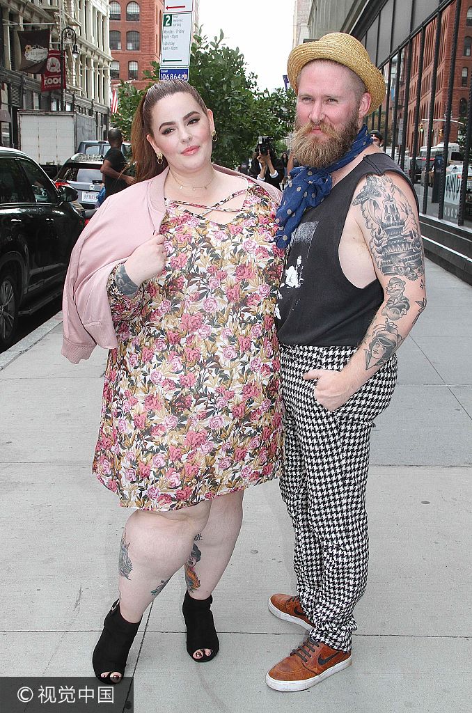 组图大码超模霍丽迪碎花裙肥肥惹人爱与男友热吻撒狗粮