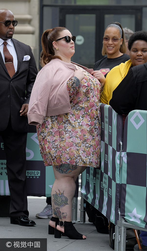 组图大码超模霍丽迪碎花裙肥肥惹人爱与男友热吻撒狗粮