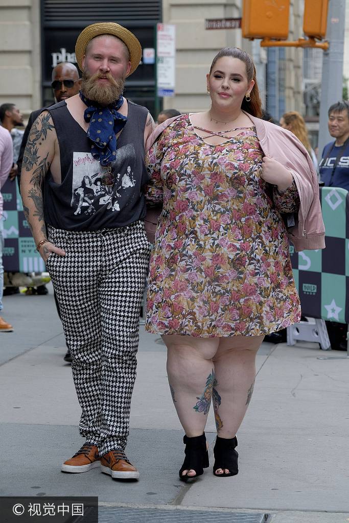 组图大码超模霍丽迪碎花裙肥肥惹人爱与男友热吻撒狗粮