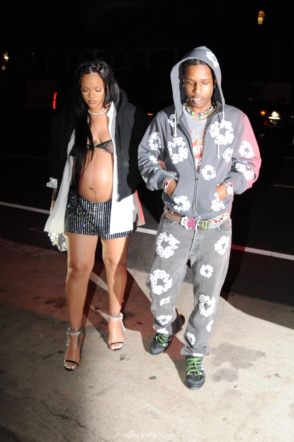 组图：ASAPRocky被捕后首次与蕾哈娜现身二人携手外出第2张图片