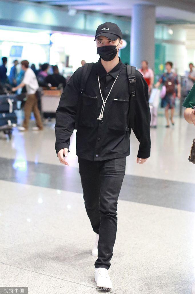 新浪娱乐讯 9月11日,北京,李易峰现身机场.