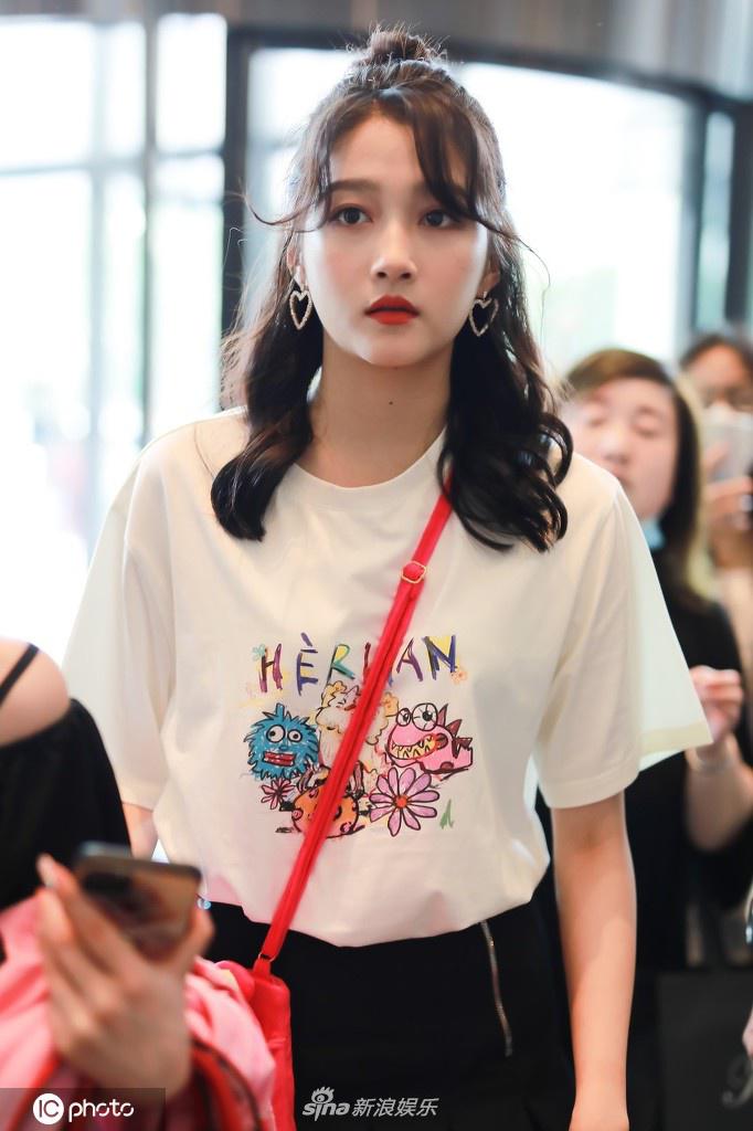 组图关晓彤现身酒店准备活动卷发造型精致满分