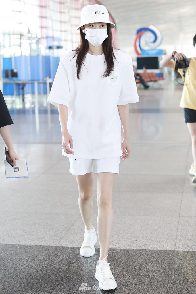 组图:斐妈好美!张小斐纯白运动look美腿修长