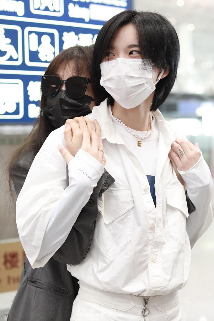组图姐妹情yyds虞书欣紧搂陆柯燃贴肩膀撒娇