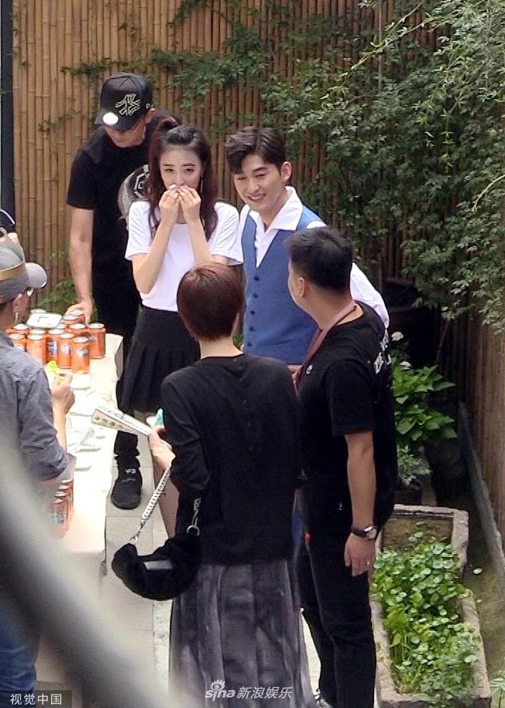 组图:张翰徐璐拍戏庆生两不误 片场秒变生日趴