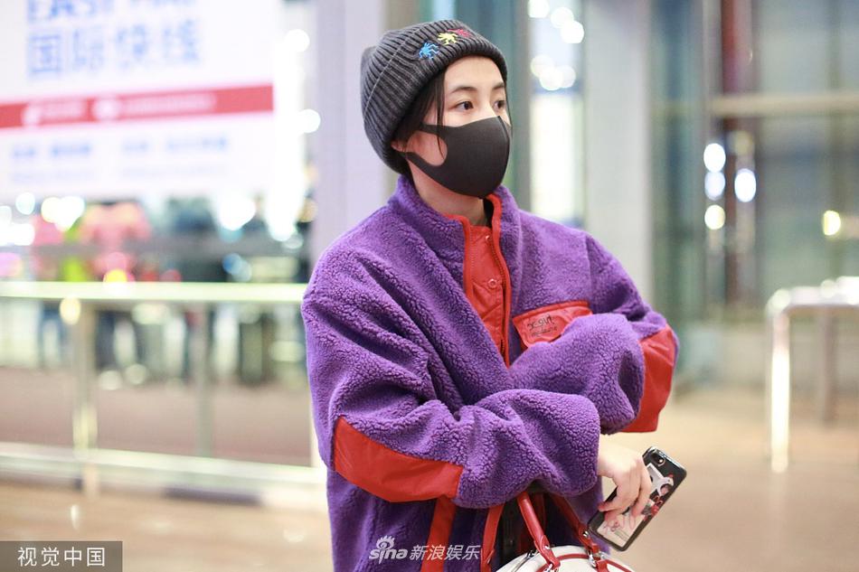 组图:张子枫穿紫色毛绒外套提前过冬 口罩遮面呆萌惹人爱