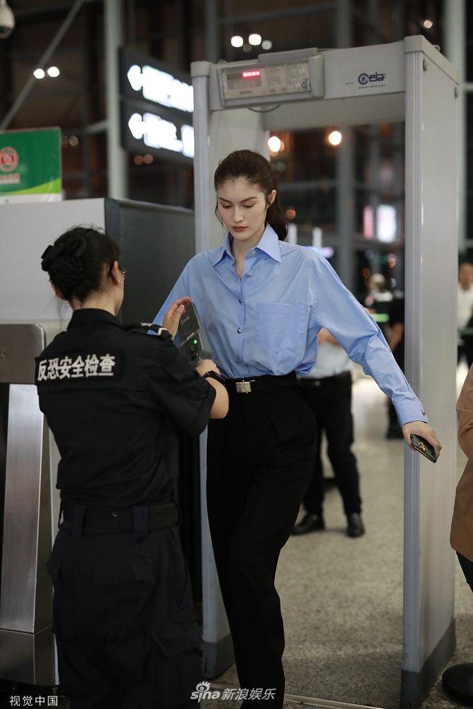 组图:何穗穿衬衫西裤搭机腿长两米 过安检表情淡定超霸气